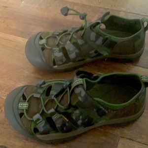 Keen water shoe Big kids 5 Camo